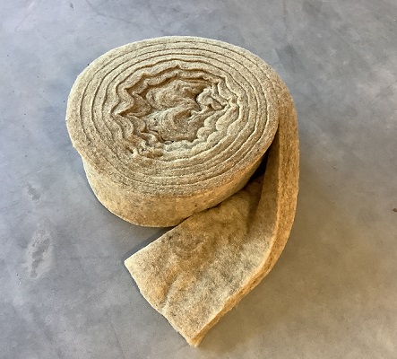 Isolena Blockhausdämmung / Blockhausdichtung , Abdichtband aus 100% Schafwolle, 8cm x 20cm, 6 lfm Länge Isolena Blockhausdämmung / Blockhausdichtung , Abdichtband aus 100% Schafwolle, 8cm x 20cm, 6 lfm Länge